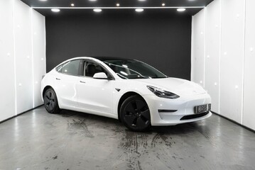 Tesla Model 3 Long Range, Heat Pump, Heated Steering Wheel, Pano Roof, Black Interior