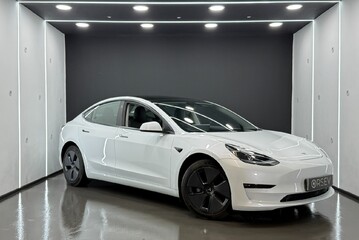 Tesla Model 3 Long Range, Heat Pump, Adaptive LED Headlights, Pano Roof, Black Interior