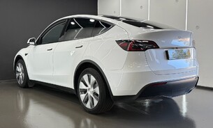 Tesla Model Y Long Range, Heat Pump, Heated Steering Wheel, Pano Roof, Black Interior 4