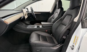 Tesla Model Y Long Range, Heat Pump, Heated Steering Wheel, Pano Roof, Black Interior 5