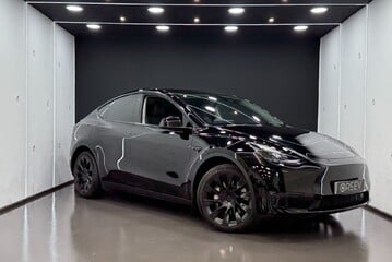 Tesla Model Y Long Range Tow Bar 20" Induction Alloys Solid Black One Owner VAT Q