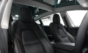 Tesla Model 3 Standard Range Plus, Heat Pump, LFP Battery, Panoramic Roof, Black Interior 4