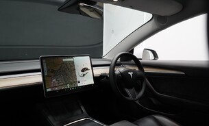 Tesla Model 3 Standard Range Plus, Heat Pump, LFP Battery, Panoramic Roof, Black Interior 9