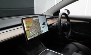 Tesla Model 3 Standard Range Plus, Heat Pump, LFP Battery, Panoramic Roof, Black Interior 11