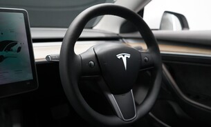 Tesla Model 3 Standard Range Plus, Heat Pump, LFP Battery, Panoramic Roof, Black Interior 13