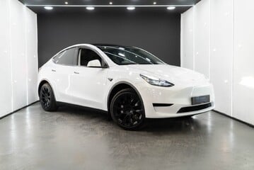 Tesla Model Y RWD, 20" Induction Alloys Pano Roof Heated Steering Wheel and Seats 1 Owner