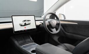 Tesla Model Y RWD, 20" Induction Alloys Pano Roof Heated Steering Wheel and Seats 1 Owner 2