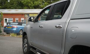 Toyota Hilux INVINCIBLE 4WD D-4D DCB, FSH Fresh MOT Recent New Rear Tyres TowBar 1 Owner 5