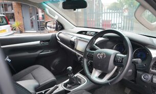 Toyota Hilux INVINCIBLE 4WD D-4D DCB, FSH Fresh MOT Recent New Rear Tyres TowBar 1 Owner 18