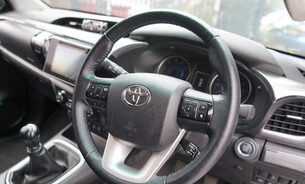 Toyota Hilux INVINCIBLE 4WD D-4D DCB, FSH Fresh MOT Recent New Rear Tyres TowBar 1 Owner 20