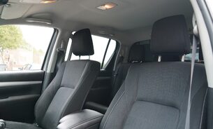 Toyota Hilux INVINCIBLE 4WD D-4D DCB, FSH Fresh MOT Recent New Rear Tyres TowBar 1 Owner 28