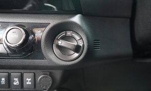 Toyota Hilux INVINCIBLE 4WD D-4D DCB, FSH Fresh MOT Recent New Rear Tyres TowBar 1 Owner 31
