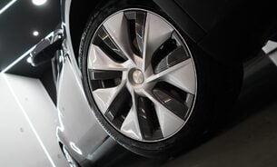Tesla Model Y Long Range One Owner Later Comfort Suspension Midnight Silver Metallic  4