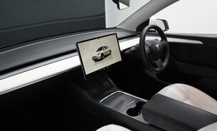 Tesla Model Y Long Range White Interior Very Clean! Pano roof Heat Pump Parking Sensors  18