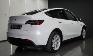 Tesla Model Y Long Range White Interior Very Clean! Pano roof Heat Pump Parking Sensors  7