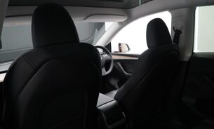 Tesla Model Y LONG RANGE AWD One Owner Adaptive LEDs Pano Roof  Parking Sensors VAT Q 19