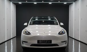 Tesla Model Y LONG RANGE AWD One Owner Adaptive LEDs Pano Roof  Parking Sensors VAT Q 9