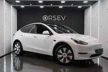 Tesla Model Y LONG RANGE AWD One Owner Adaptive LEDs Pano Roof  Parking Sensors VAT Q