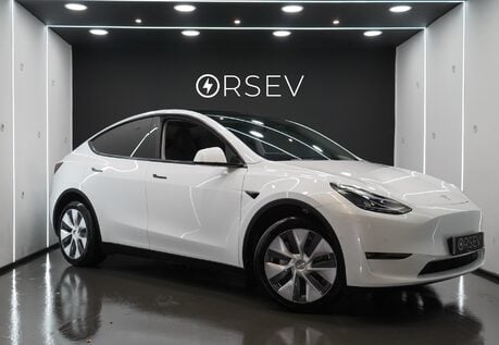 Tesla Model Y LONG RANGE AWD One Owner Adaptive LEDs Pano Roof  Parking Sensors VAT Q