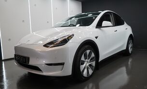Tesla Model Y LONG RANGE AWD One Owner Adaptive LEDs Pano Roof  Parking Sensors VAT Q 10