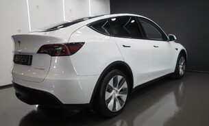 Tesla Model Y LONG RANGE AWD Tow Bar One Owner 19" Gemini Wheels Matrix LED Headlights 9