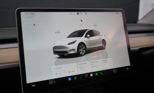 Tesla Model Y LONG RANGE AWD Tow Bar One Owner 19" Gemini Wheels Matrix LED Headlights 22