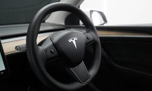 Tesla Model Y LONG RANGE AWD Tow Bar One Owner 19" Gemini Wheels Matrix LED Headlights 24