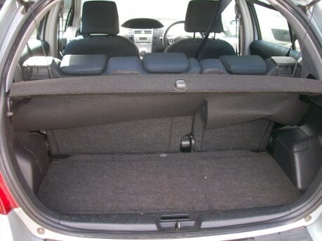 Toyota Yaris TR VVTI 4