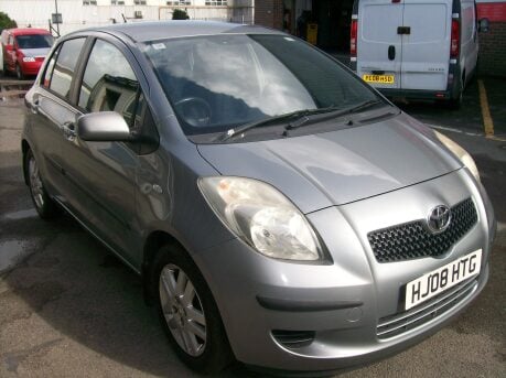 Toyota Yaris TR VVTI 2