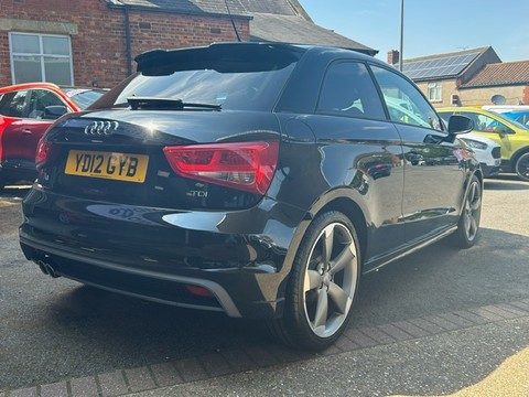 Audi A1 TDI BLACK EDITION 12