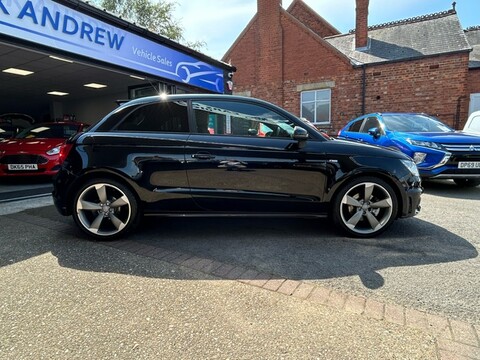 Audi A1 TDI BLACK EDITION 13