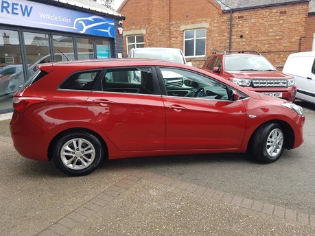 Hyundai i30 CRDI SE BLUE DRIVE ESTATE 1