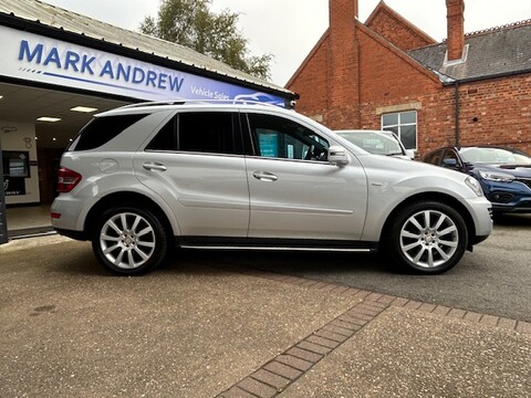 Mercedes-Benz M Class ML300 CDI BLUEEFFICIENCY GRAND EDITION 2