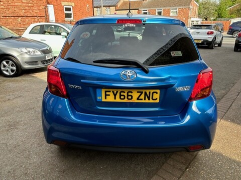 Toyota Yaris VVT-I ICON 4