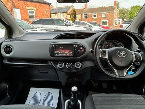 Toyota Yaris VVT-I ICON 12