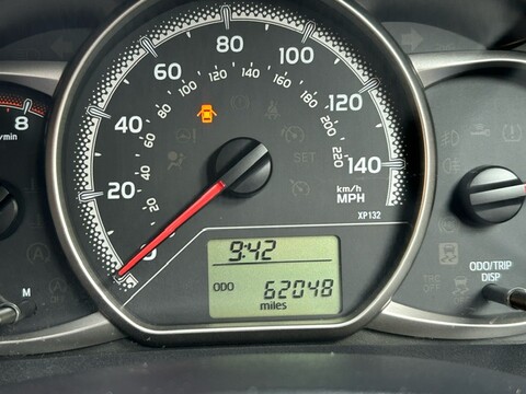 Toyota Yaris VVT-I ICON 14