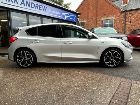 Ford Focus ST-LINE X 2