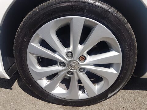 Toyota Auris VVT-I EXCEL HYBRID 6