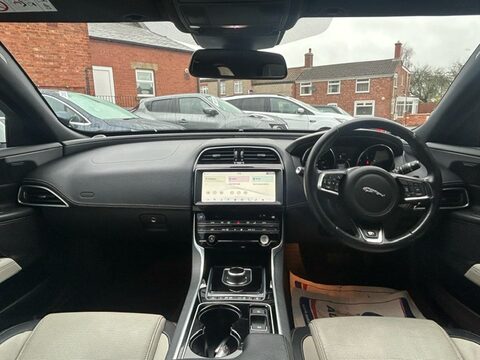 Jaguar XE R-SPORT 12