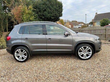 Volkswagen Tiguan 2.0 TDI BlueMotion Tech SE DSG 4WD Euro 5 (s/s) 5dr 6