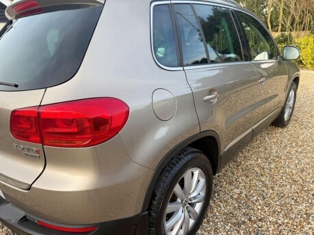 Volkswagen Tiguan 2.0 TDI BlueMotion Tech Match DSG 4WD Euro 5 (s/s) 5dr 8