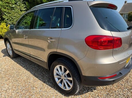 Volkswagen Tiguan 2.0 TDI BlueMotion Tech SE 4WD Euro 5 (s/s) 5dr 10