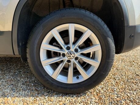 Volkswagen Tiguan 2.0 TDI BlueMotion Tech SE 4WD Euro 5 (s/s) 5dr 11