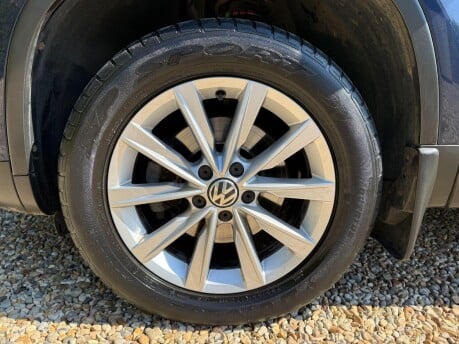Volkswagen Tiguan 2.0 TDI BlueMotion Tech SE DSG 4WD Euro 5 (s/s) 5dr 12