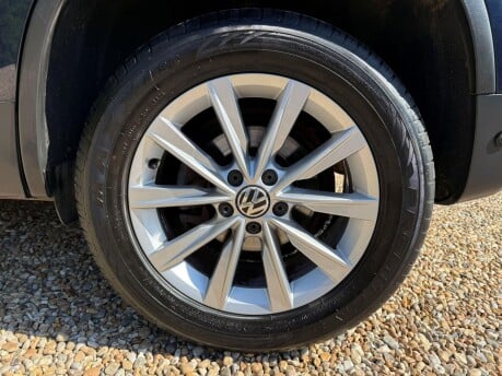 Volkswagen Tiguan 2.0 TDI BlueMotion Tech SE DSG 4WD Euro 5 (s/s) 5dr 11
