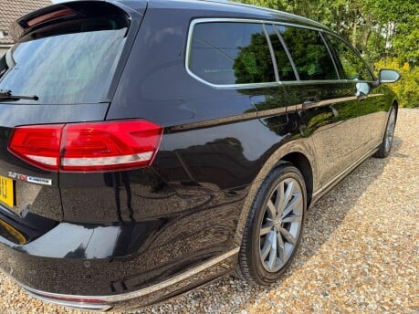 Volkswagen Passat 2.0 TDI BlueMotion Tech R-Line DSG Euro 6 (s/s) 5dr 8