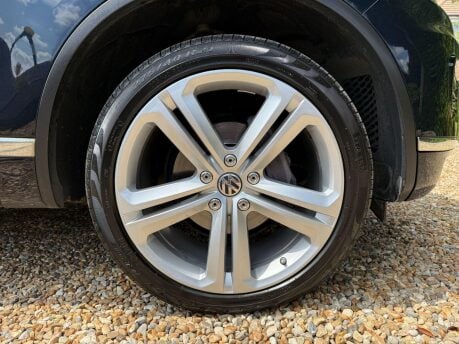 Volkswagen Touareg 3.0 TDI V6 R-Line Plus Tiptronic 4WD Euro 6 (s/s) 5dr 16