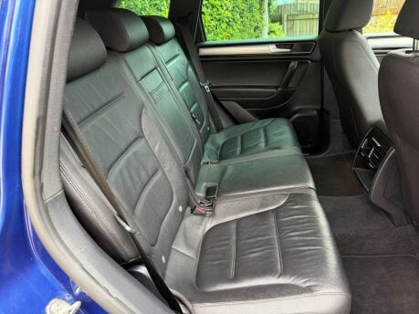 Volkswagen Touareg 3.0 TDI V6 R-Line Tiptronic 4WD Euro 6 (s/s) 5dr 25