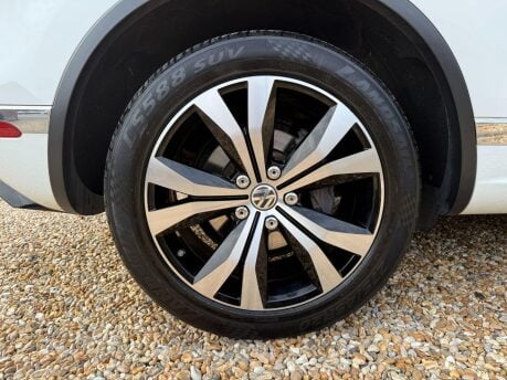 Volkswagen Touareg 3.0 TDI V6 BlueMotion Tech R-Line Tiptronic 4WD Euro 6 (s/s) 5dr 16