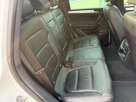 Volkswagen Touareg 3.0 TDI V6 BlueMotion Tech R-Line Tiptronic 4WD Euro 6 (s/s) 5dr 25